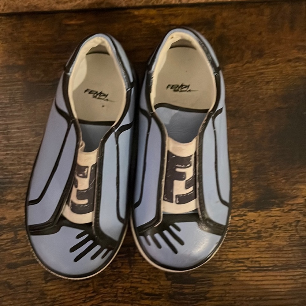 Fendi size 22 toddler shoes in blue